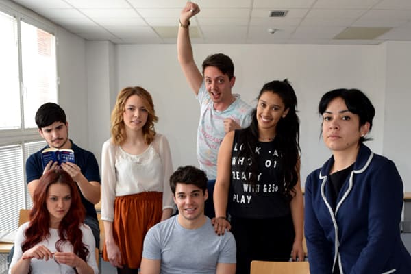 Un grupo de estudiantes y su profesora en una clase