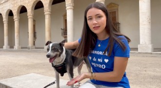 Una joven española está en el parque con su perro
