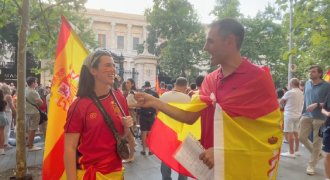 Álvaro Mediavilla entrevista a una seguidora de España tras la victoria en el Mundial 2026