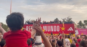 Muchos aficionados celebran la victoria de España en el 2026 durante la llegada del autobús con los jugadores a Madrid
