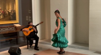 La bailaora malagueña Noelia Ruiz baila flamenco acompañada por el sonido de una guitarra